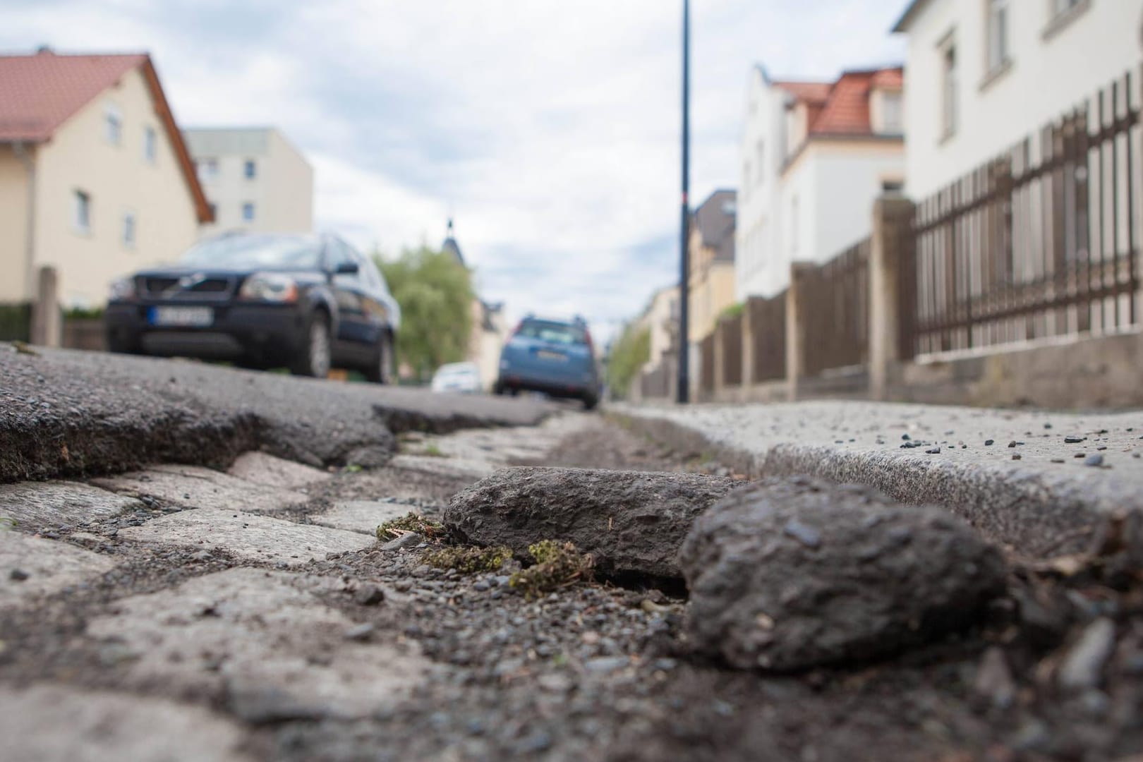 Straßenschäden: Die Beseitigung kann anwohnenden Hausbesitzern teuer zu stehen kommen.