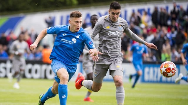 Hoffenheims Junior Filip Stojilkovic (l) kämpft mit Diogo Leite vom Porto um den Ball. Hoffenheims Junior Filip Stojilkovic (l) kämpft mit Diogo Leite vom Porto um den Ball.