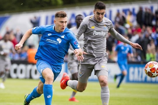 Hoffenheims Junior Filip Stojilkovic (l) kämpft mit Diogo Leite vom Porto um den Ball.