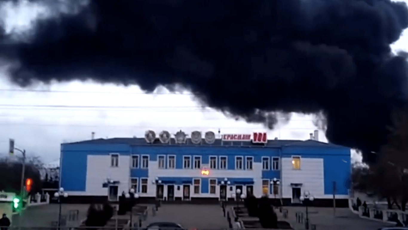 Schwarze Wolken über der Raketenfabrik Karshmash in Krasnojarsk.