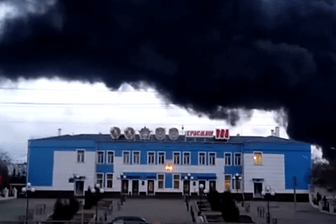 Schwarze Wolken über der Raketenfabrik Karshmash in Krasnojarsk.