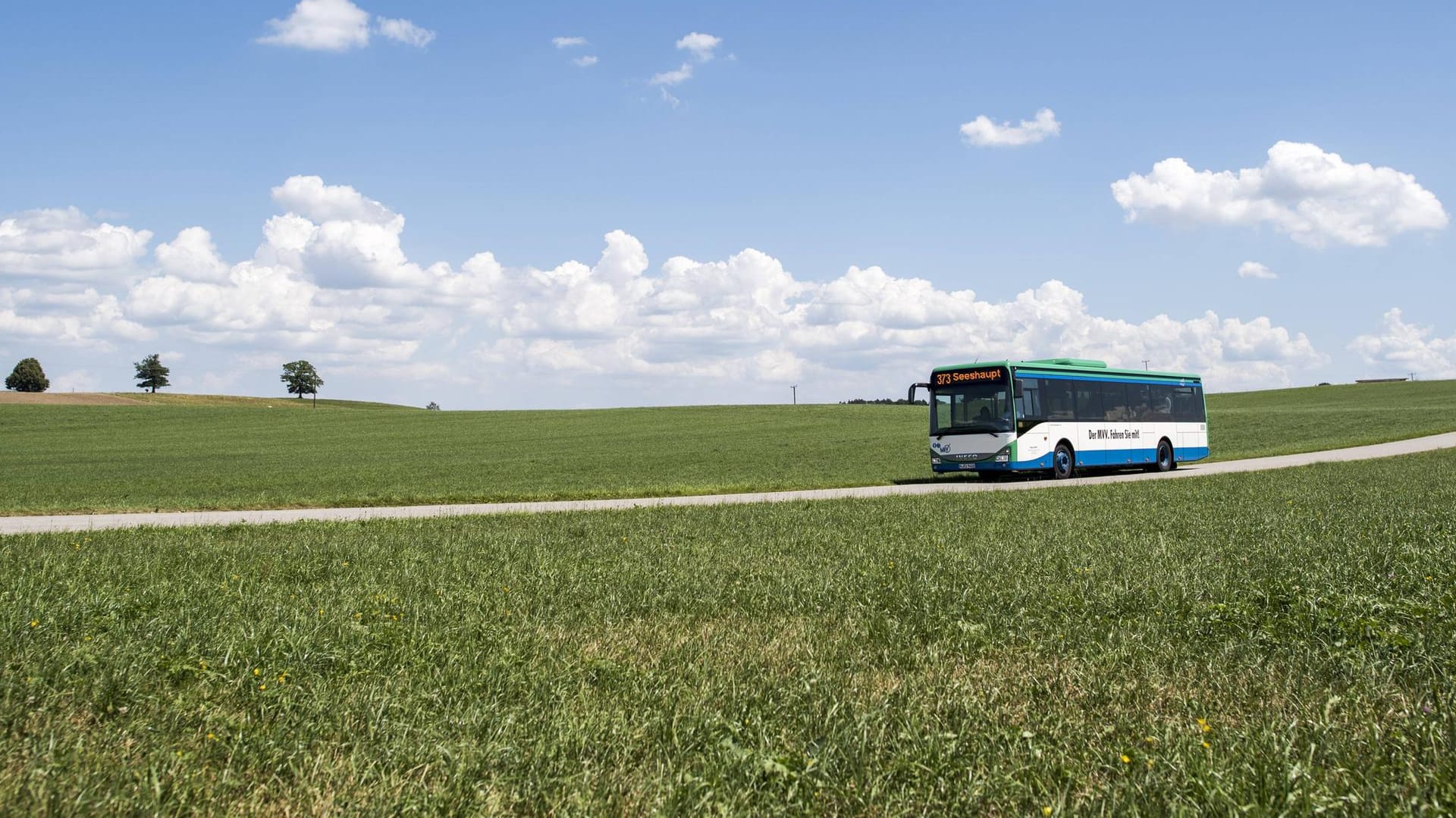 Ein Bus auf einer Landstraße: Der Mann stellte sich vor den Bus, um ihn zum Anhalten zu zwingen, danach bedrohte er den Fahrer. (Symbolbild)