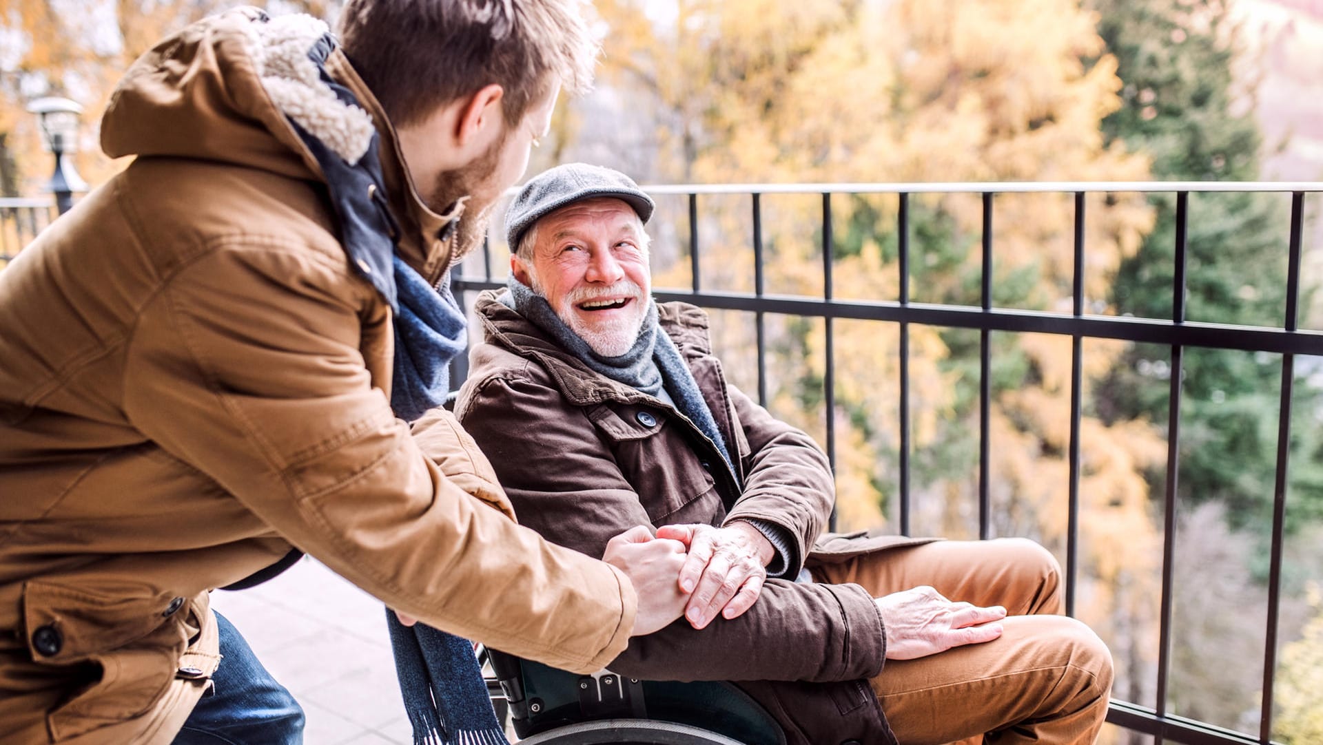 Mann im Rollstuhl: Die Verantwortung für die Pflege eines Angehörigen sollte auf mehrere Schultern verteilt werden.