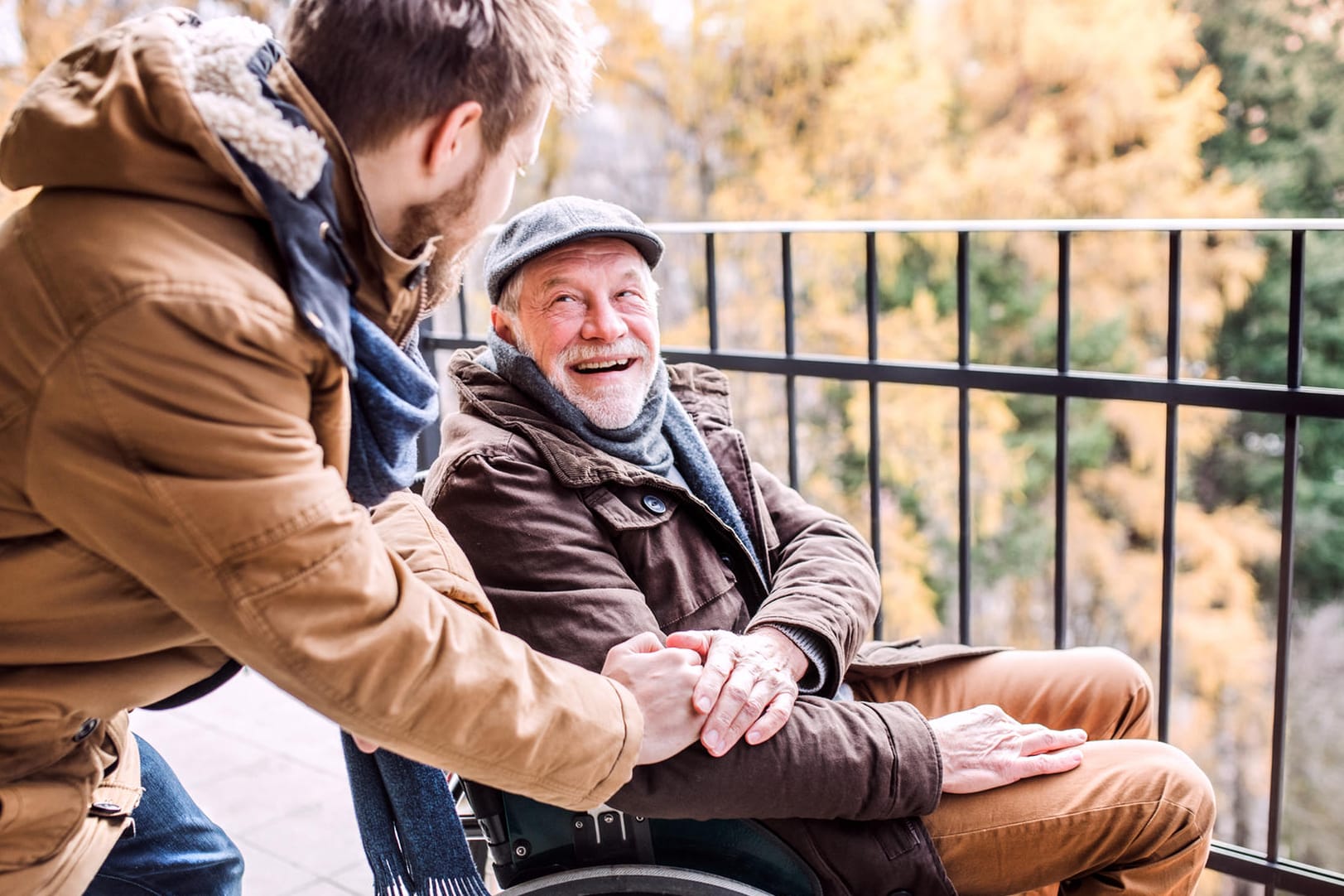 Mann im Rollstuhl: Die Verantwortung für die Pflege eines Angehörigen sollte auf mehrere Schultern verteilt werden.