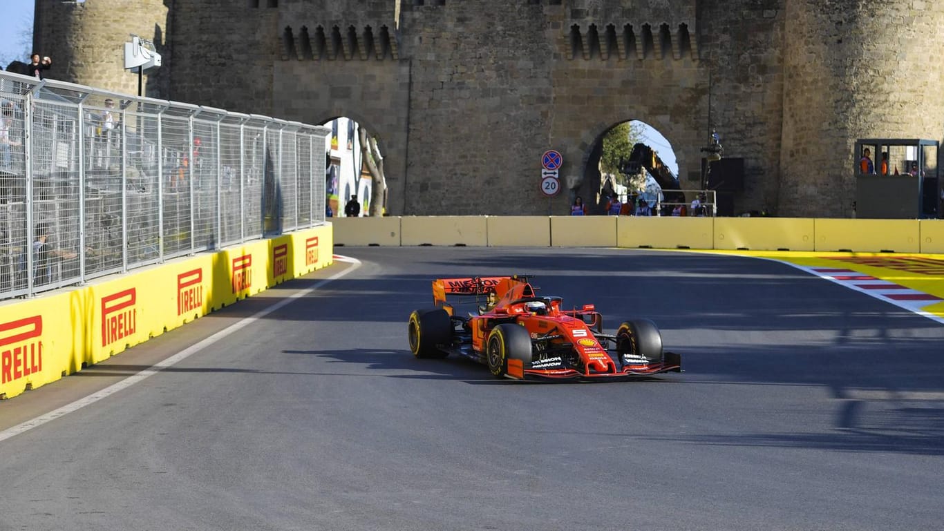 Historische Kulisse: Sebastian Vettel im Ferrari auf der Strecke in der Altstadt von Baku.