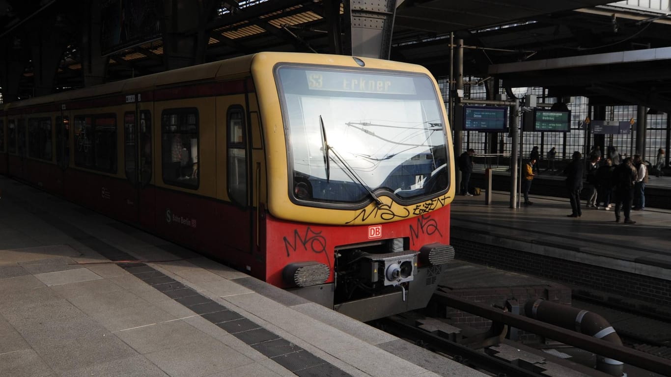 Eine S-Bahn in Berlin: Der Mann und seine Begleiterin erlitten bei dem Vorfall leichte Verletzungen. (Symbolbild)