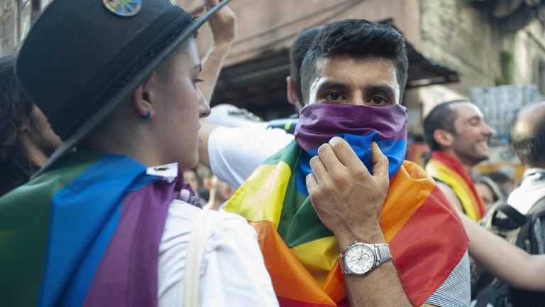Ein Teilnehmer einer Demonstration für die Gleichstellung von Homosexuellen verbirgt in Istanbul sein Gesicht: In der Türkei werden Demonstrationen von Schwulen und Lesben immer wieder aufgelöst.