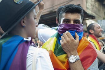 Ein Teilnehmer einer Demonstration für die Gleichstellung von Homosexuellen verbirgt in Istanbul sein Gesicht: In der Türkei werden Demonstrationen von Schwulen und Lesben immer wieder aufgelöst.