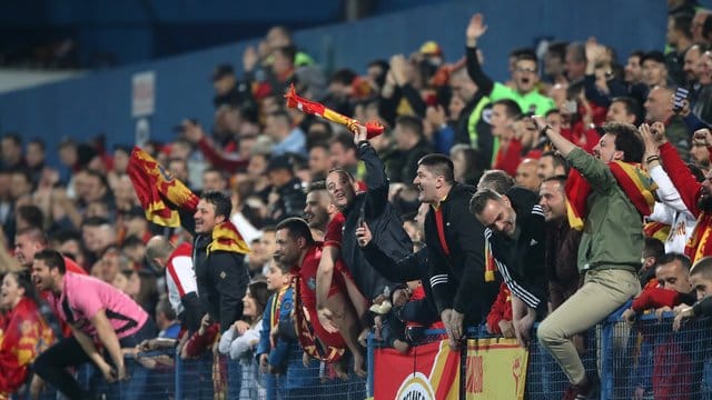 Wegen des Verhaltens einiger Fans von Montenegro muss ein Heimspiel ohne Zuschauer bestritten werden. Wegen des Verhaltens einiger Fans von Montenegro muss ein Heimspiel ohne Zuschauer bestritten werden.
