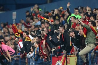 Wegen des Verhaltens einiger Fans von Montenegro muss ein Heimspiel ohne Zuschauer bestritten werden.