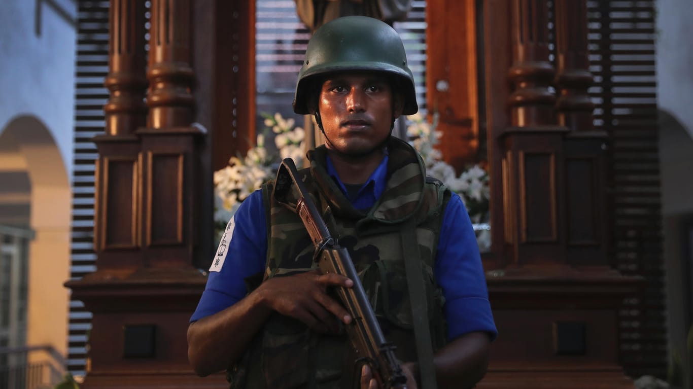 Sri Lanka unter Schock: Ein Soldat bewacht die am Ostersonntag attackierte Kirche St.-Antonius in Colombo.