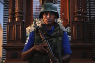 Sri Lanka unter Schock: Ein Soldat bewacht die am Ostersonntag attackierte Kirche St.-Antonius in Colombo.