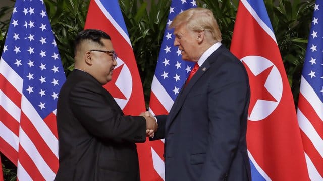 Spektakuläres Treffen - bislang ohne echte Abrüstungsfortschritte: Kim Jong Un und US-Präsident Donald Trump im Juni 2018. Spektakuläres Treffen - bislang ohne echte Abrüstungsfortschritte: Kim Jong Un und US-Präsident Donald Trump im Juni 2018.