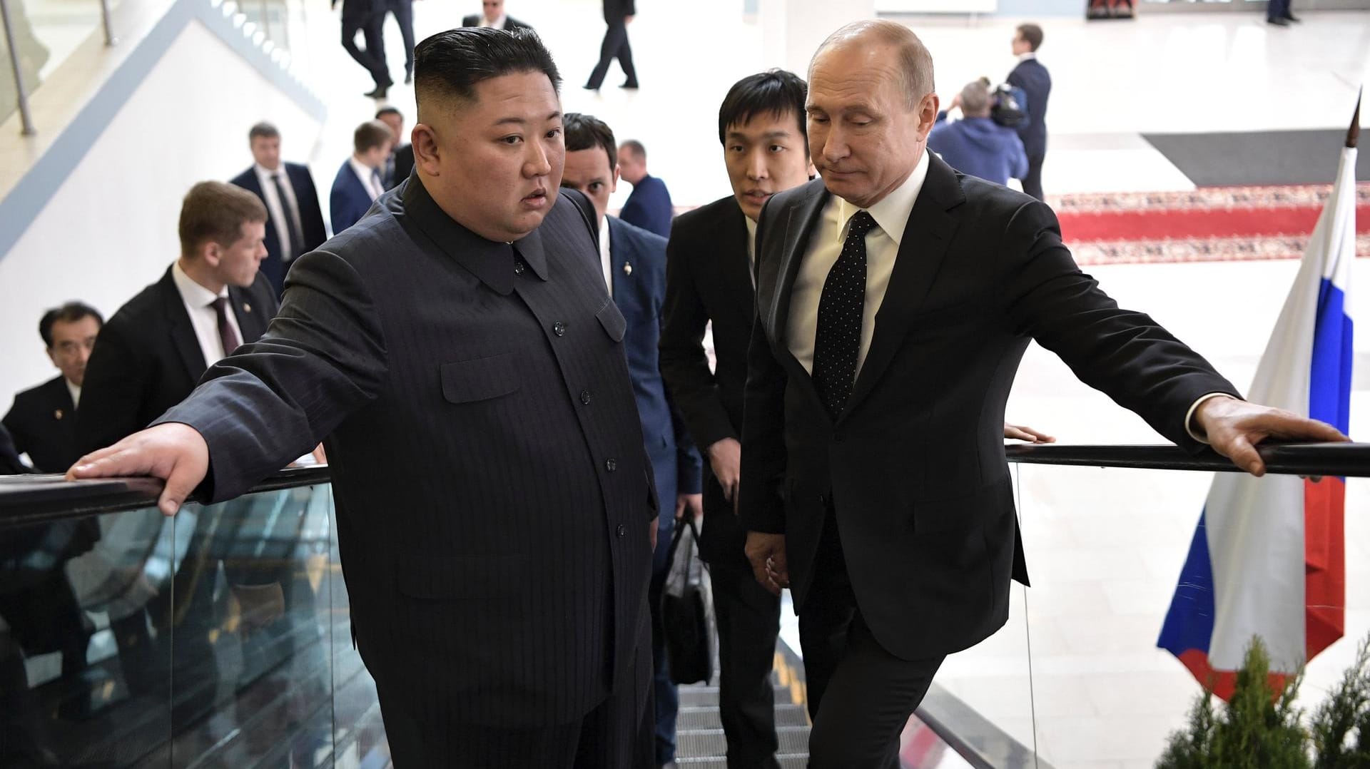 Kim Jong Un mit Putin auf einer Rolltreppe in Wladiwostok: Unklar ist, weshalb Nordkoreas Machthaber den Besuch in Russland vorzeitig beendete.