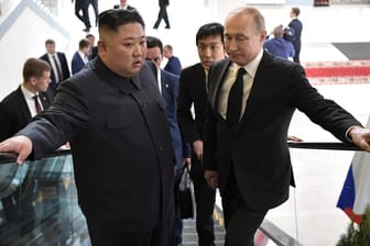 Kim Jong Un mit Putin auf einer Rolltreppe in Wladiwostok: Unklar ist, weshalb Nordkoreas Machthaber den Besuch in Russland vorzeitig beendete.