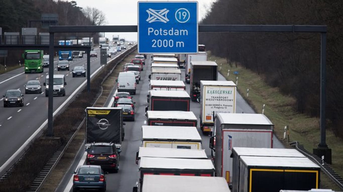 Stau auf der A10 in Brandenburg: Zum Ende der Osterferien in neun Bundesländern müssen sich Autofahrer am Wochenende wieder in Geduld üben.