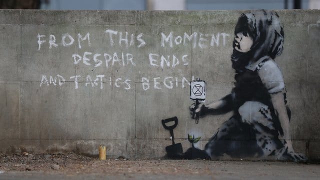 Das Graffito mit der Aufschrift "Von diesem Moment an endet die Verzweiflung und die Taktik beginnt" könnte vom britischen Streetart-Künstler Banksy stammen. Das Graffito mit der Aufschrift "Von diesem Moment an endet die Verzweiflung und die Taktik beginnt" könnte vom britischen Streetart-Künstler Banksy stammen.