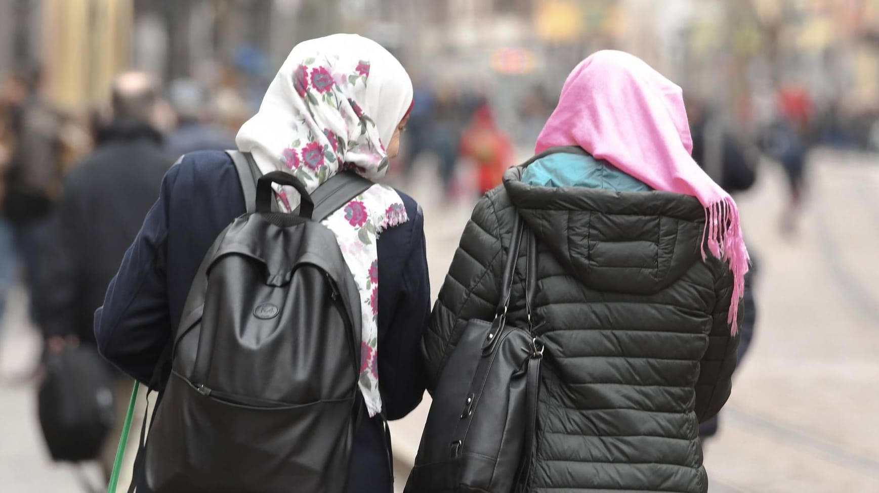 Frauen mit Kopftuch in Freiburg (Archivbild): In Frankfurt sorgt eine geplante Konferenz zu der Kopfbedeckung für Diskussionen.