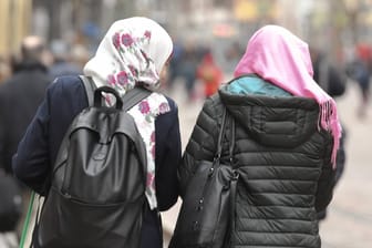 Frauen mit Kopftuch in Freiburg (Archivbild): In Frankfurt sorgt eine geplante Konferenz zu der Kopfbedeckung für Diskussionen.