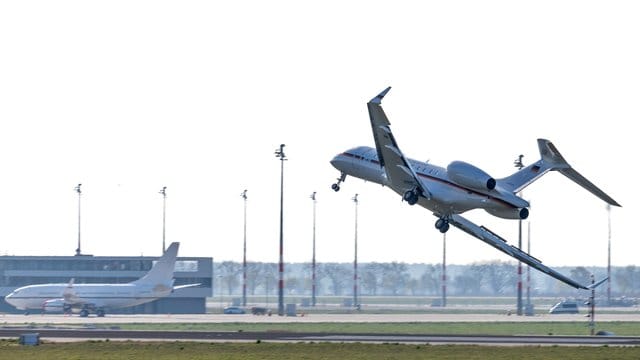 Knapp an der Katastrophe vorbei: Der Jet der Regierungs-Flugbereitschaft beim Landeanflug auf den Flughafen Schönefeld.