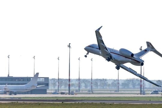 Knapp an der Katastrophe vorbei: Der Jet der Regierungs-Flugbereitschaft beim Landeanflug auf den Flughafen Schönefeld.