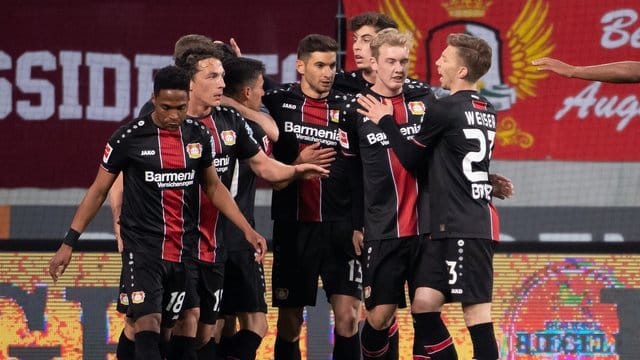 Die Spieler von Leverkusen jubeln über das Tor zum 1:1.