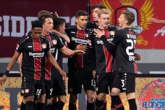 Die Spieler von Leverkusen jubeln über das Tor zum 1:1.