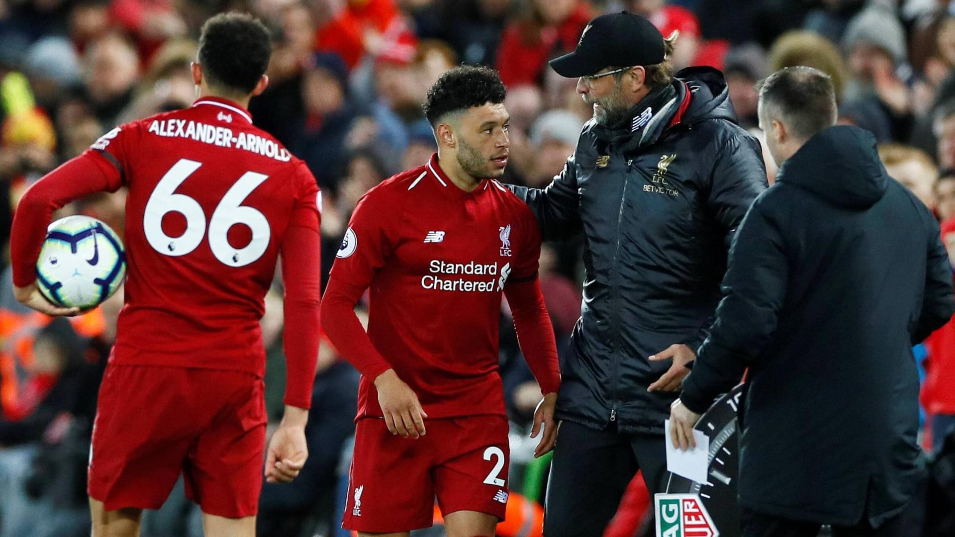 Zufriedener Trainer: Jürgen Klopp (2. v. r.) spricht nach dem Sieg gegen Huddersfield mit seinem Schützling Alex Oxlade-Chamberlain.