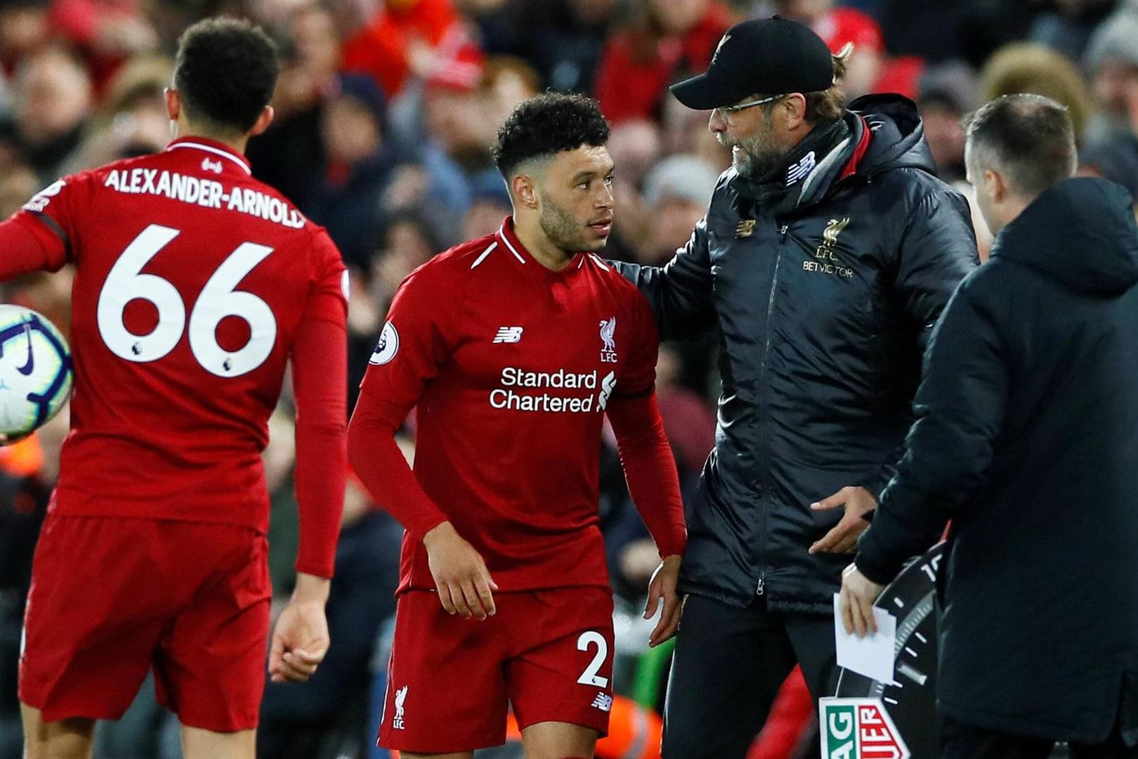Zufriedener Trainer: Jürgen Klopp (2. v. r.) spricht nach dem Sieg gegen Huddersfield mit seinem Schützling Alex Oxlade-Chamberlain.