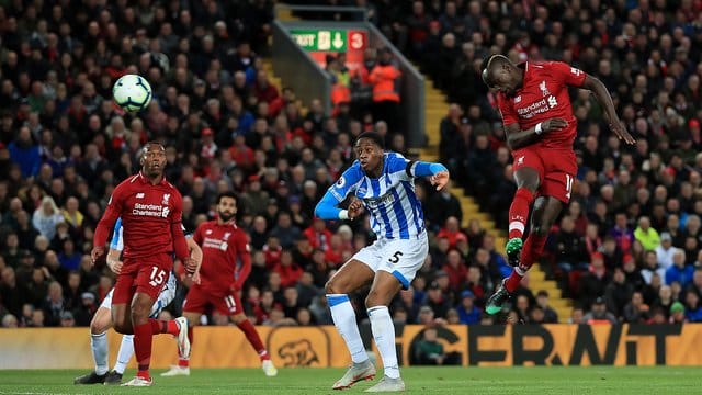 Liverpools Sadio Mane (r) erzielt das Tor zum 2:0 gegen Huddersfield. Liverpools Sadio Mane (r) erzielt das Tor zum 2:0 gegen Huddersfield.