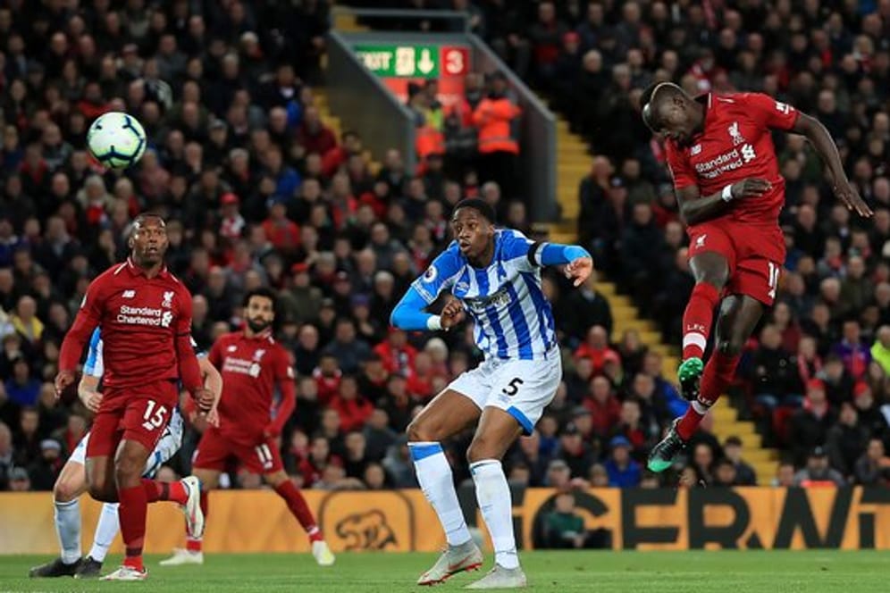 Liverpools Sadio Mane (r) erzielt das Tor zum 2:0 gegen Huddersfield.