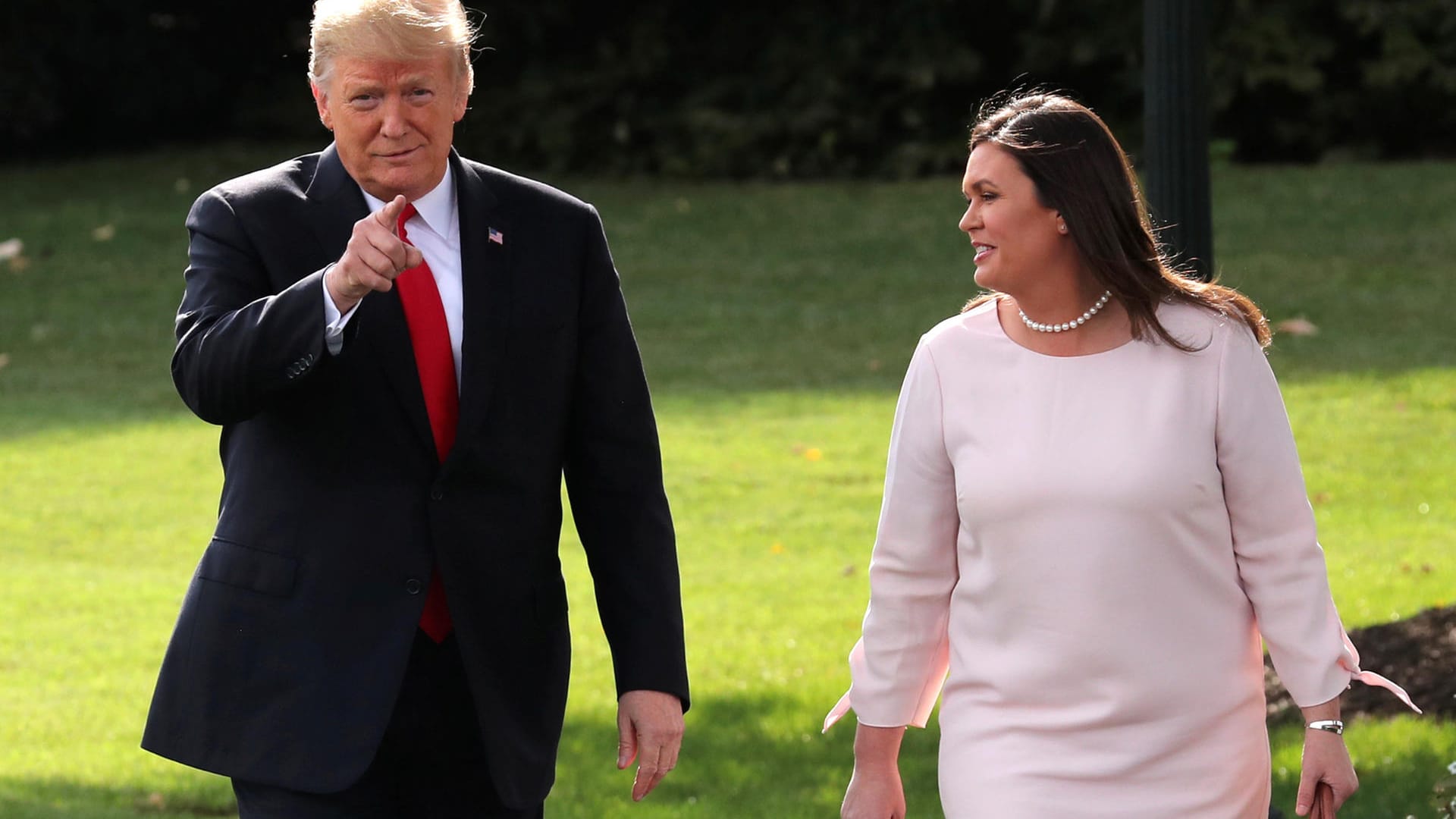 Donald Trump (l.) und Sarah Sanders.