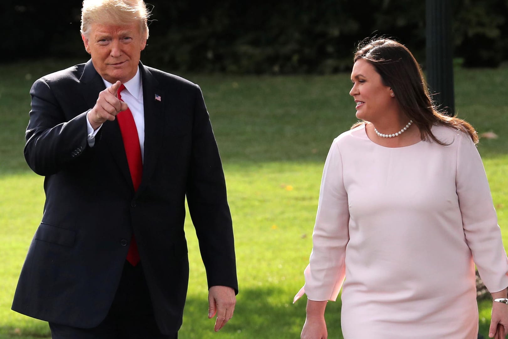 Donald Trump (l.) und Sarah Sanders.