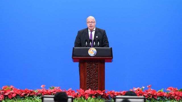 Bundeswirtschaftsminister Peter Altmaier beim "Seidenstraßen"-Gipfel in Peking. Bundeswirtschaftsminister Peter Altmaier beim "Seidenstraßen"-Gipfel in Peking.