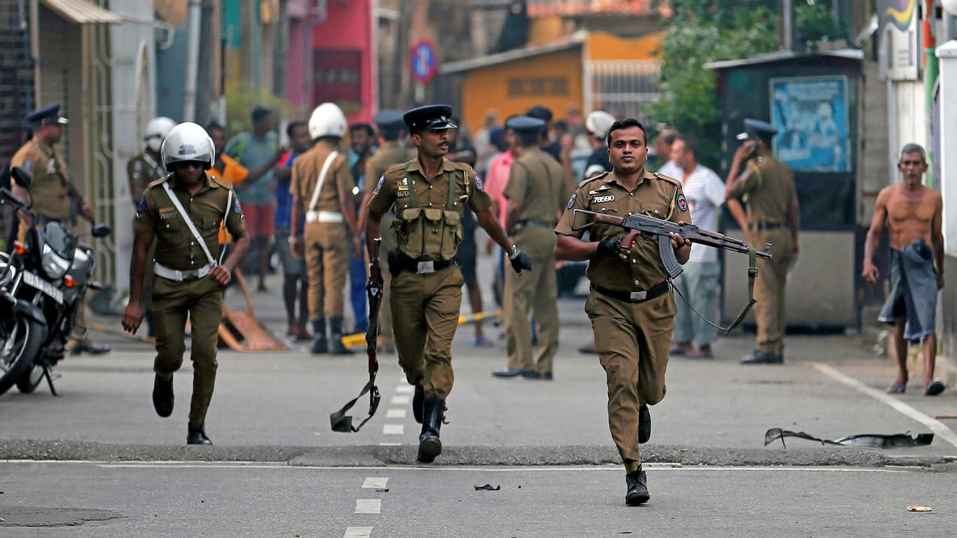 Polizeibeamte in Colombo: Die Anti-Terror-Razzia wurde in Sainthamaruthu durchgeführt, etwa 360 Kilometer östlich der Inselhauptstadt.