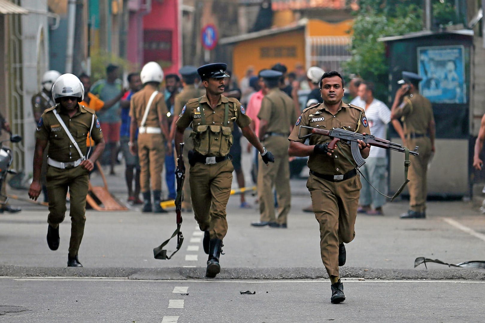 Polizeibeamte in Colombo: Die Anti-Terror-Razzia wurde in Sainthamaruthu durchgeführt, etwa 360 Kilometer östlich der Inselhauptstadt.