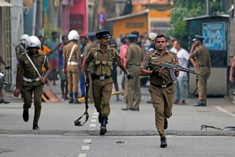 Polizeibeamte in Colombo: Die Anti-Terror-Razzia wurde in Sainthamaruthu durchgeführt, etwa 360 Kilometer östlich der Inselhauptstadt.