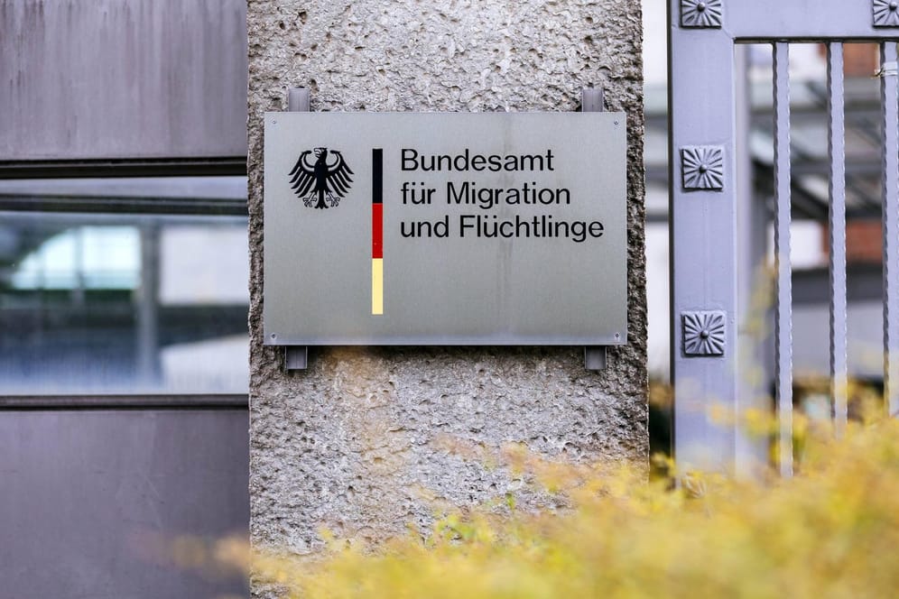 Das Bundesamt für Migration und Flüchtlinge (Bamf): In der kommenden Woche wolle sich das Innenministerium von Horst Seehofer (CSU) mit dem Auswärtigen Amt über die Einschätzung der Sicherheitslage in Syrien abstimmen.