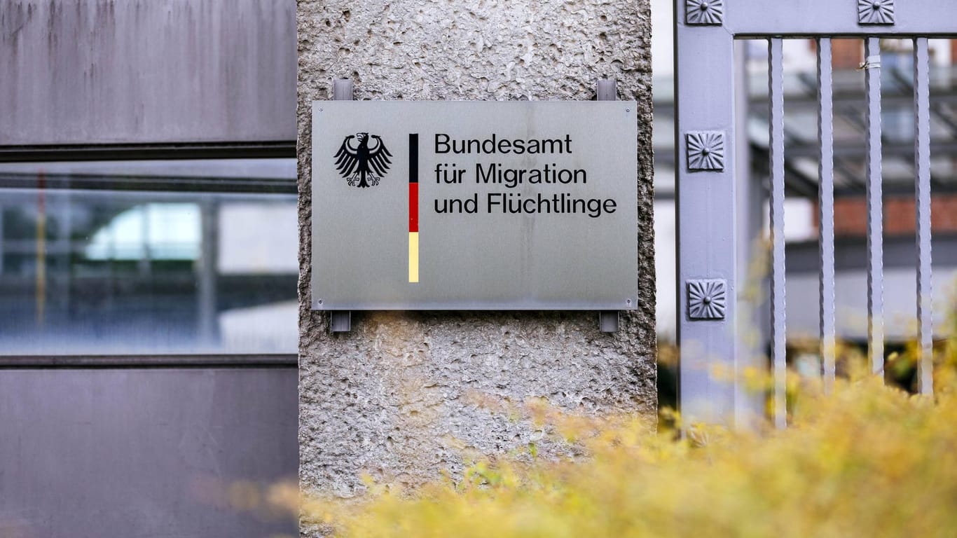 Das Bundesamt für Migration und Flüchtlinge (Bamf): In der kommenden Woche wolle sich das Innenministerium von Horst Seehofer (CSU) mit dem Auswärtigen Amt über die Einschätzung der Sicherheitslage in Syrien abstimmen.