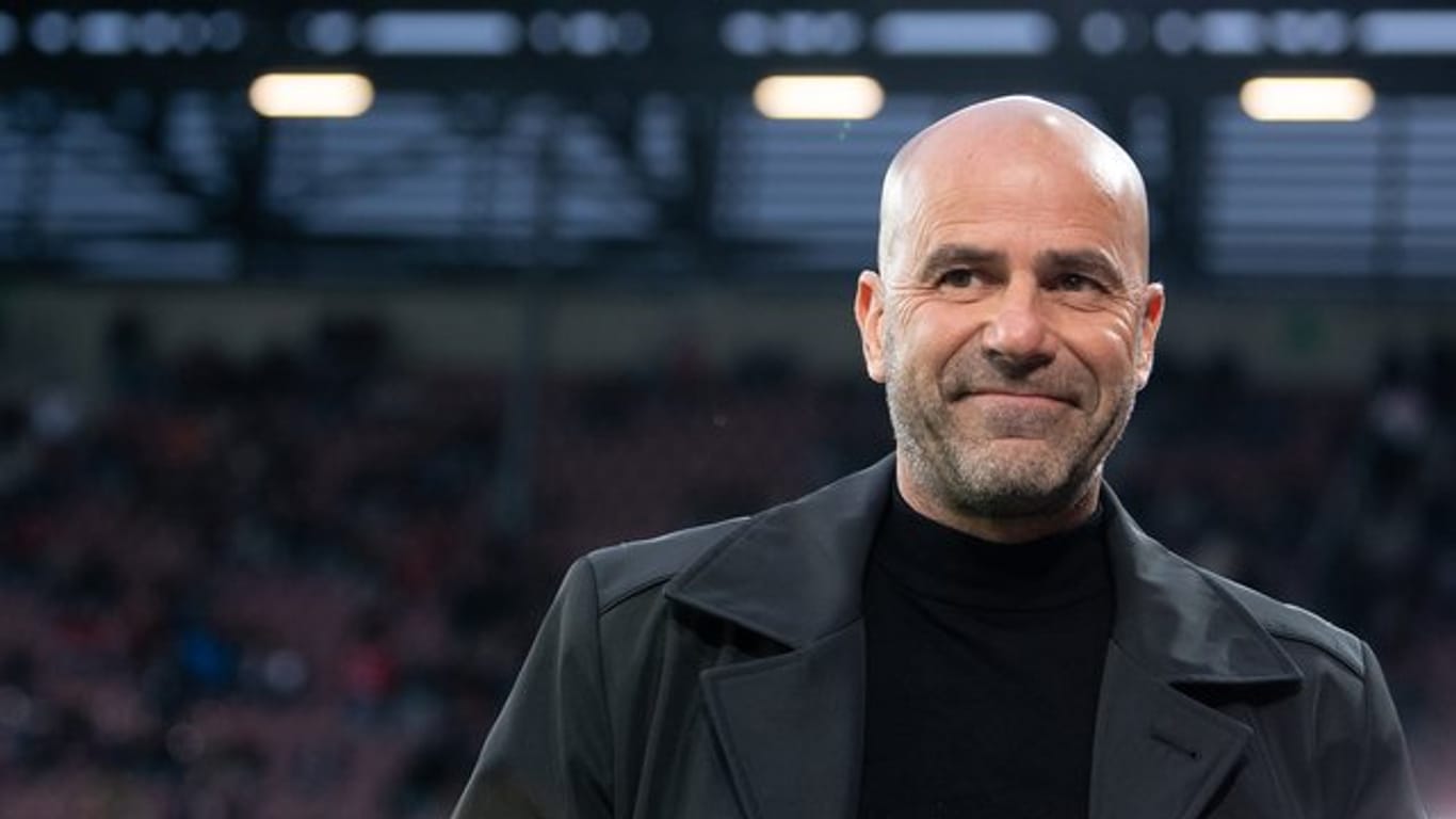 Leverkusens Trainer Peter Bosz schaute seiner Mannschaft in Augsburg zufrieden zu.
