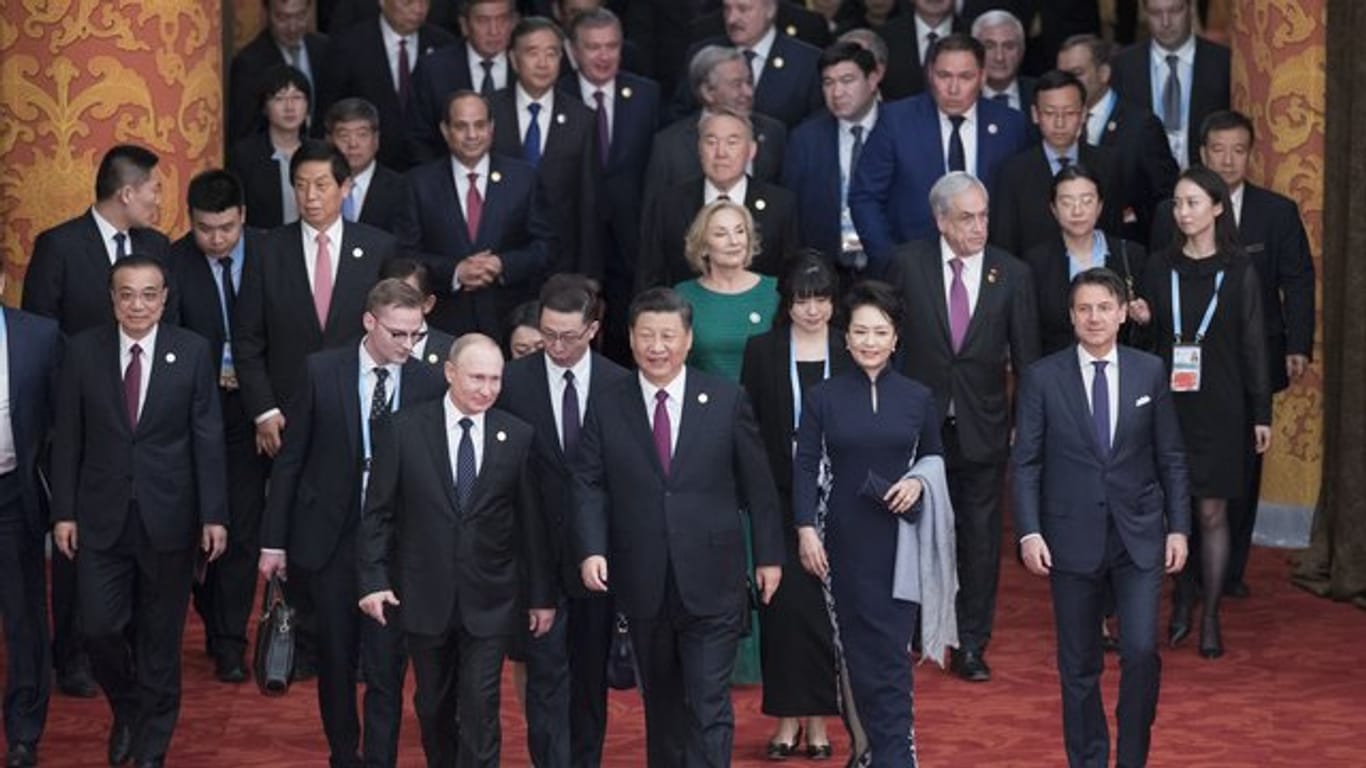 Der "Seidenstraßen"-Gipfel ist nach 2017 das zweite Treffen zu dem umstrittenen Vorhaben Chinas, das auf den Bau von Infrastrukturprojekten und Wirtschaftskorridoren zwischen China und anderen Teilen der Welt abzielt.