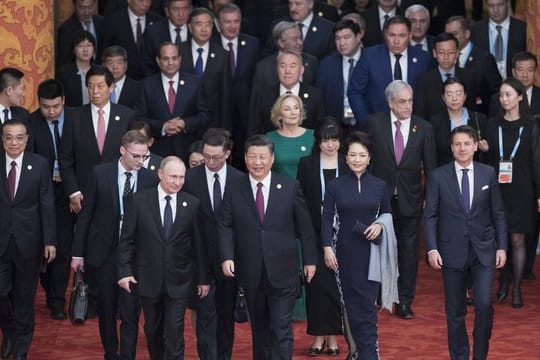 Der "Seidenstraßen"-Gipfel ist nach 2017 das zweite Treffen zu dem umstrittenen Vorhaben Chinas, das auf den Bau von Infrastrukturprojekten und Wirtschaftskorridoren zwischen China und anderen Teilen der Welt abzielt.
