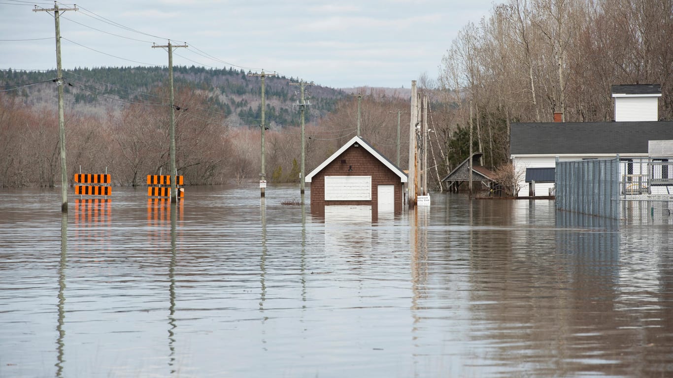 Die Gemeinde Nauwigewauk ist durch die Wassermassen des über die Ufer getretenen St. John River überflutet: Wegen schwerer Überflutungen haben die Behörden an mehreren Orten den Notstand ausgerufen.