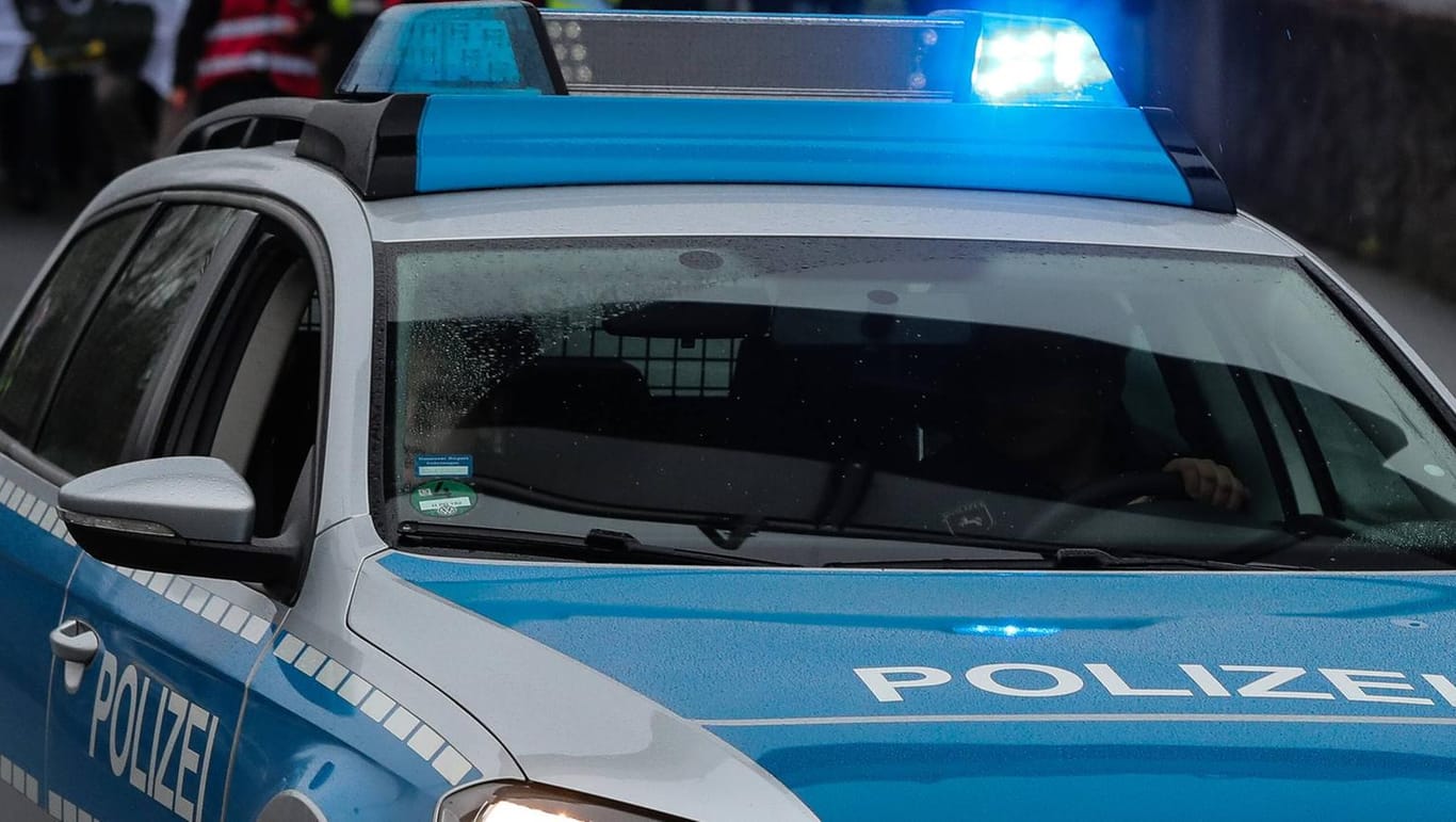 Polizeiwagen im Einsatz (Symbolbild): Nach Polizeiangaben wurden bei dem Vorfall Schüsse aus einer Schreckschusspistole in die Luft abgegeben.