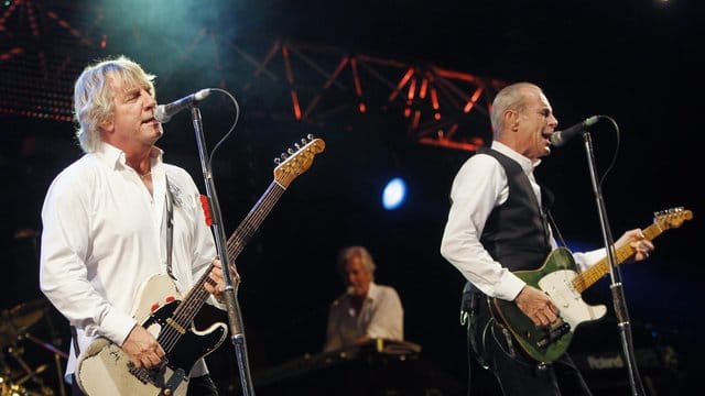 Status-Quo-Frontmann Francis Rossi (r) hat es dem Hit "Pictures of Matchstick Men" zu verdanken, dass er heute noch Musiker ist.