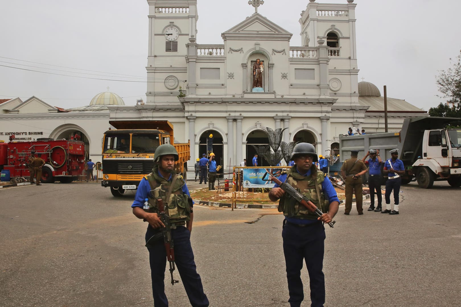 Marinesoldaten bewachen die Kirche St. Anthony's die auch Ziel der Anschläge vom Ostersonntag war: Das Auswärtige Amt hat seine Reisewarnung auf das gesamte Land ausgedehnt.