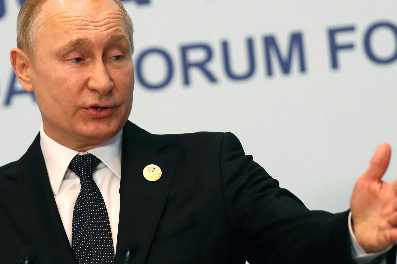 Russlands Präsident Wladimir Putin: Erst am Mittwoch stellte er der Bevölkerung der Ostukraine russische Pässe in Aussicht. Viele Staaten reagierten mit Kritik.