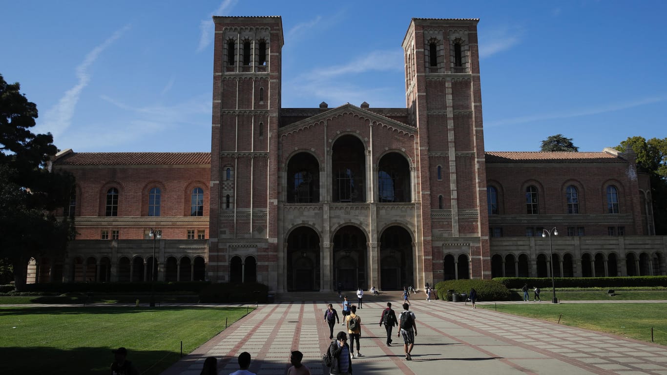 Studenten gehen über den Campus der University of California: Wegen einer möglichen Ansteckung mit Masern stehen Hunderte Studenten und Mitarbeiter an zwei US-Universität in Los Angeles unter Quarantäne.