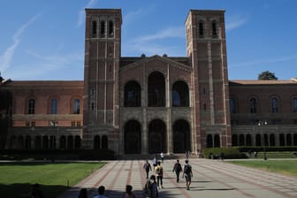 Studenten gehen über den Campus der University of California: Wegen einer möglichen Ansteckung mit Masern stehen Hunderte Studenten und Mitarbeiter an zwei US-Universität in Los Angeles unter Quarantäne.