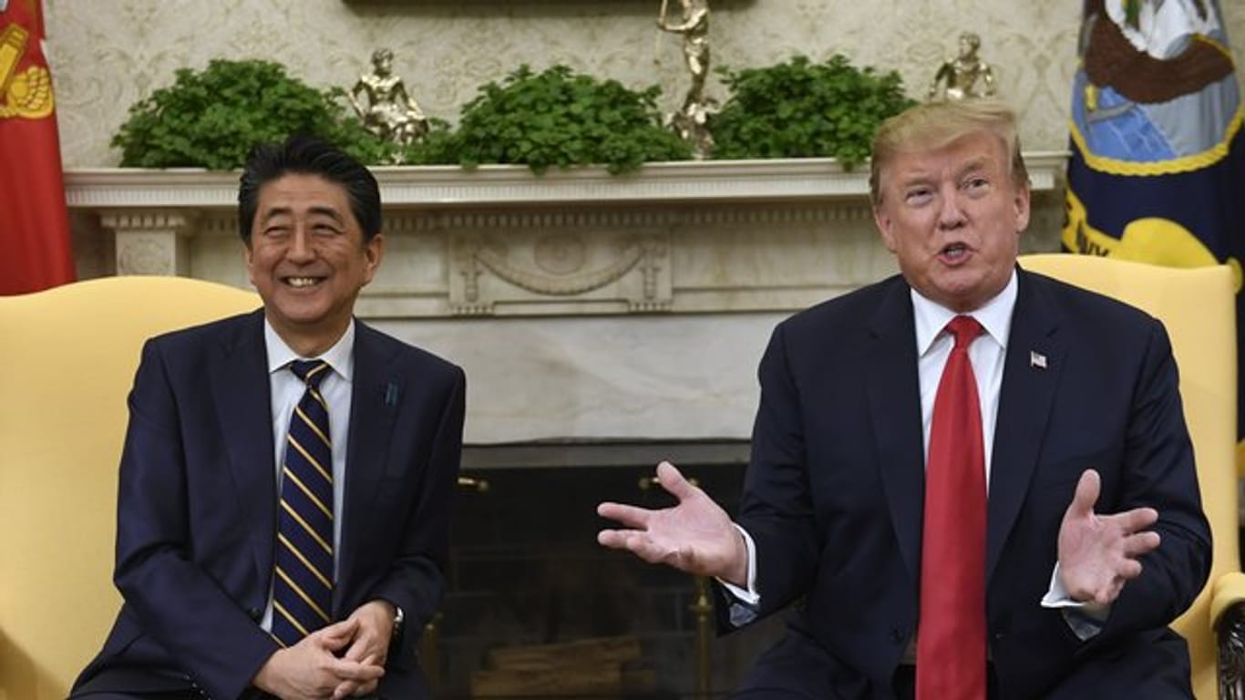 Donald Trump spricht mit Shinzo Abe, auch eine Runde Golf steht auf dem Plan.